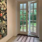 Idyllic House In A Scenic Garden بيت للعطل