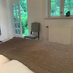 Idyllic House In A Scenic Garden بيت للعطل