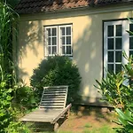 بيت للعطل Idyllic House In A Scenic Garden *