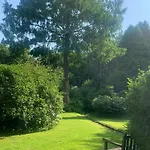 Idyllic House In A Scenic Garden بيت للعطل *
