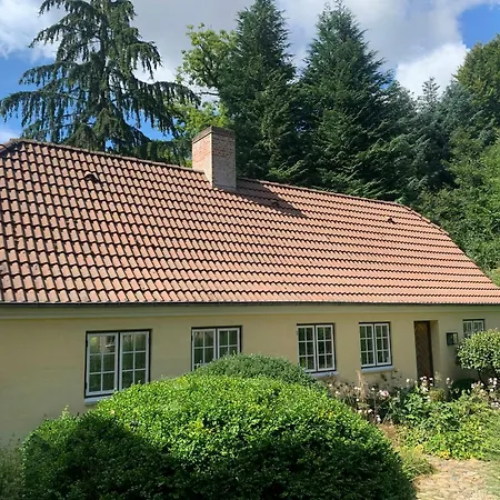 Idyllic House In A Scenic Garden 펜션 *