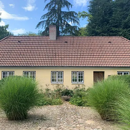 Idyllic House In A Scenic Garden Semesterbostad *